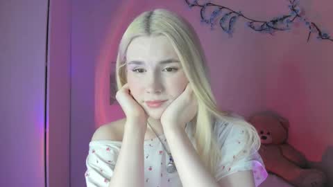Snapshot of your_tender_doll chatting on 03.18.26 Alice online show from 03.18.26