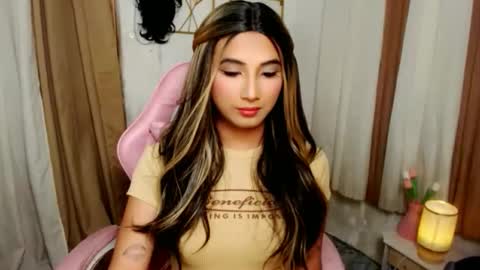 Snapshot of yourasianfave_drea chatting on 10.18.25 DREA online show from 10.18.25
