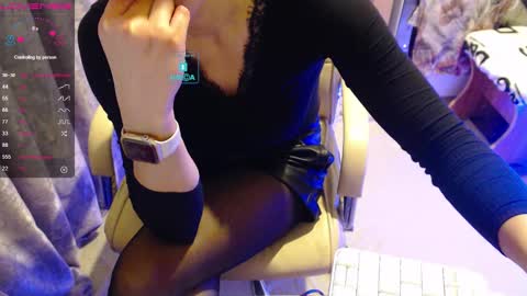 Snapshot of yuli_ya chatting on 12.24.24 Sweet Pussy online show from 12.24.24