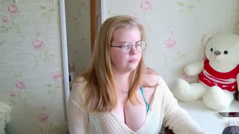 Snapshot of yumm_lolly chatting on 06.15.26 Polly online show from 06.15.26