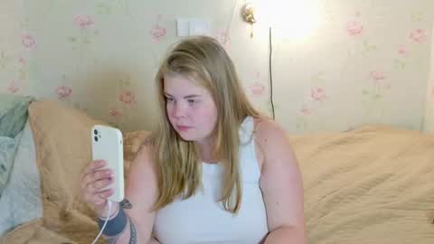 Snapshot of yumm_lolly chatting on 07.17.26 Polly online show from 07.17.26