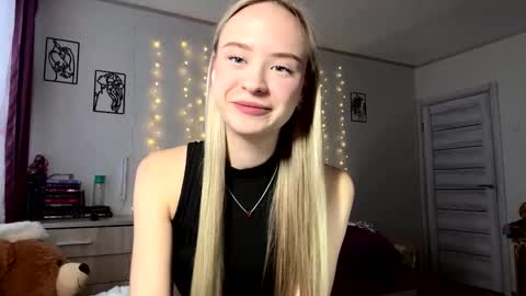 Snapshot of yutwiner chatting on 01.06.26 May online show from 01.06.26