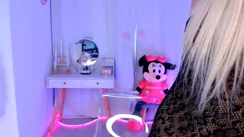 Snapshot of yuukenzi chatting on 02.18.25 Maria online show from 02.18.25