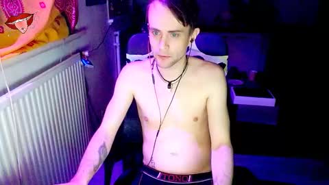 Snapshot of yyscript chatting on 01.01.25 online show from 01.01.25