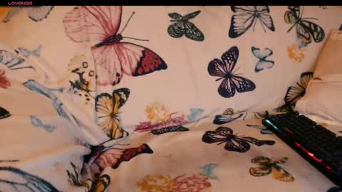 Snapshot of yzza_suave chatting on 11.21.25 yzza_suave online show from 11.21.25