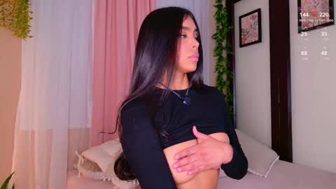 Snapshot of zafiiro_bluee2 chatting on 11.19.25 online show from 11.19.25