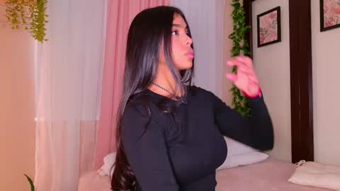 Snapshot of zafiiro_bluee2 chatting on 11.23.25 online show from 11.23.25