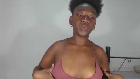 Snapshot of zahhysims chatting on 02.06.25 zahhy online show from 02.06.25