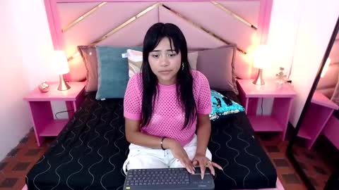 Snapshot of zaira_angel chatting on 02.25.25 Zaira Angel online show from 02.25.25