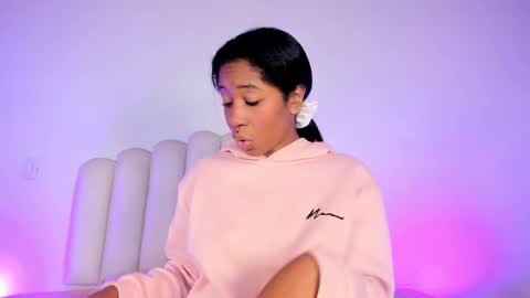 Snapshot of zairarose25 chatting on 11.25.25 Zaira online show from 11.25.25