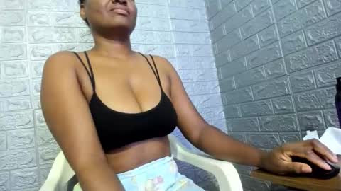 Snapshot of zamara__ chatting on 11.18.25 Zamara online show from 11.18.25