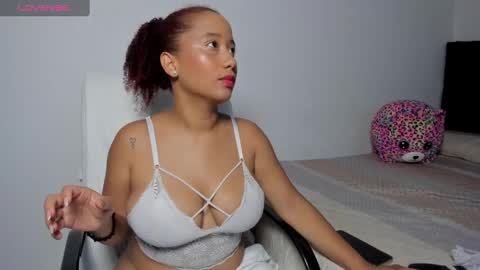 Snapshot of zandra_kiman chatting on 01.05.25 Zandra online show from 01.05.25