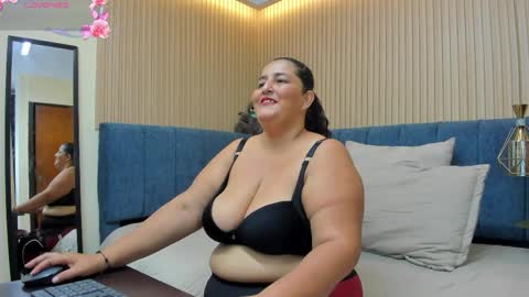 Snapshot of zara_milf_ chatting on 04.23.26 zara online show from 04.23.26