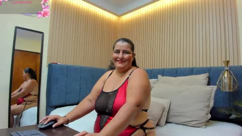 Snapshot of zara_milf_ chatting on 05.11.26 zara online show from 05.11.26