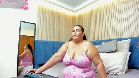 Snapshot of zara_milf_ chatting on 05.22.26 zara online show from 05.22.26