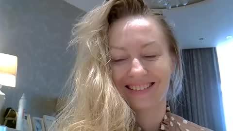 Snapshot of zarinaswift chatting on 05.22.26 Zarina Swift online show from 05.22.26