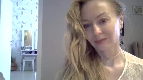 Snapshot of zarinaswift chatting on 05.27.26 Zarina Swift online show from 05.27.26