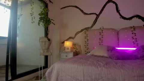 Snapshot of zarinawynne chatting on 11.16.25 Zarina Waynne online show from 11.16.25