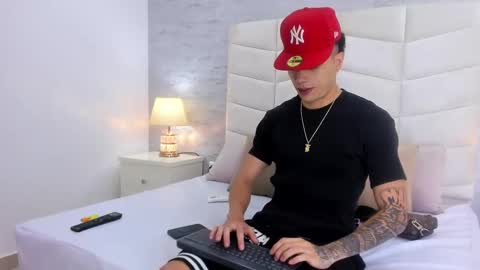 Snapshot of zeta_3 chatting on 10.08.25 Sebas online show from 10.08.25