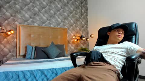 Snapshot of zeusjeff chatting on 12.19.24 zeus online show from 12.19.24