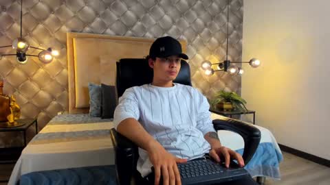 Snapshot of zeusjeff chatting on 12.22.24 zeus online show from 12.22.24