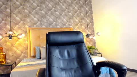 Snapshot of zeusjeff chatting on 12.30.24 zeus online show from 12.30.24