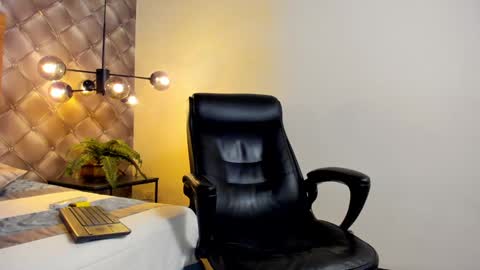 Snapshot of zeusjeff chatting on 01.04.25 zeus online show from 01.04.25