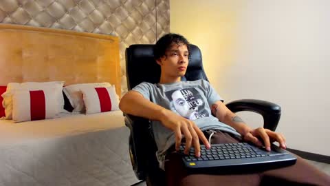 Snapshot of zeusjeff chatting on 01.07.25 zeus online show from 01.07.25