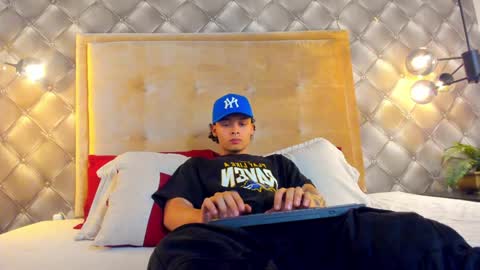 Snapshot of zeusjeff chatting on 01.09.25 zeus online show from 01.09.25