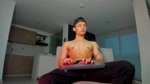 Snapshot of zeusjeff chatting on 10.14.25 zeus online show from 10.14.25