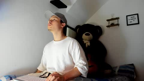 Snapshot of zeusjeff chatting on 10.25.25 zeus online show from 10.25.25