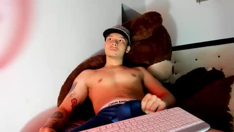 Snapshot of zeusjeff chatting on 12.02.25 zeus online show from 12.02.25