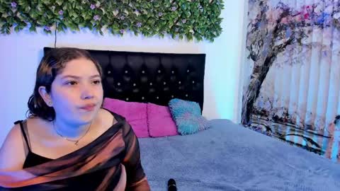 Snapshot of zoe_and_valeria chatting on 05.08.26 Zoe And Valeria online show from 05.08.26