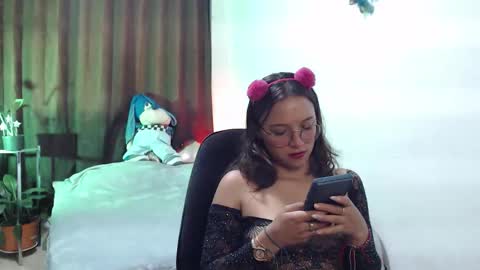 Snapshot of zoe_khall chatting on 01.09.26 ZOE online show from 01.09.26