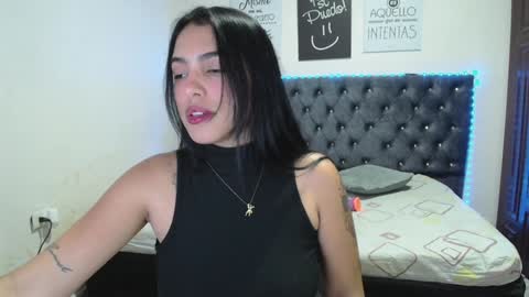 Snapshot of zoe_medina chatting on 01.03.25 online show from 01.03.25