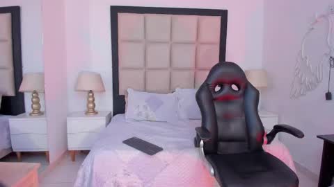 Zoecarrter online show from 10.02.25