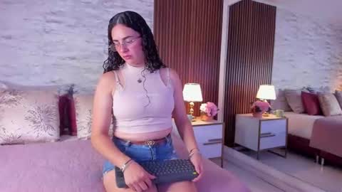 Snapshot of zoehiltonx chatting on 07.18.26 zoehiltonx online show from 07.18.26