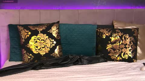 ZoeMesmerize online show from 03.05.25