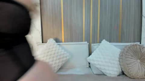 Snapshot of zoevold chatting on 11.12.25 ZOE online show from 11.12.25