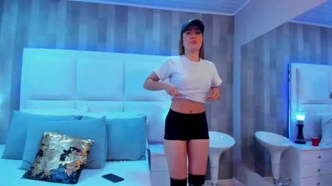 Snapshot of zoewilliis chatting on 10.18.25 ZoeWilliis online show from 10.18.25