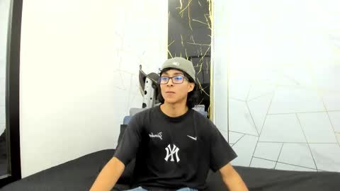 Snapshot of zoro_v chatting on 10.20.25 online show from 10.20.25