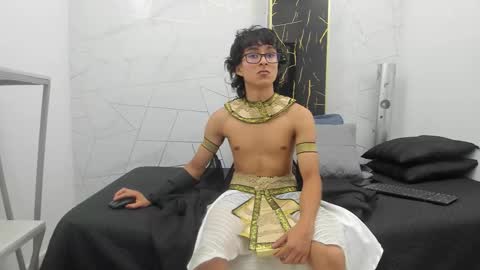 Snapshot of zoro_v chatting on 10.21.25 online show from 10.21.25
