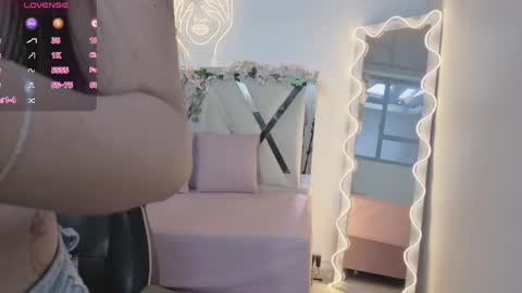 Snapshot of zury_tay chatting on 04.21.26 ZURY online show from 04.21.26