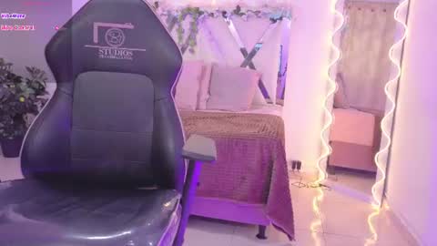 Snapshot of zury_tay chatting on 06.17.26 ZURY online show from 06.17.26