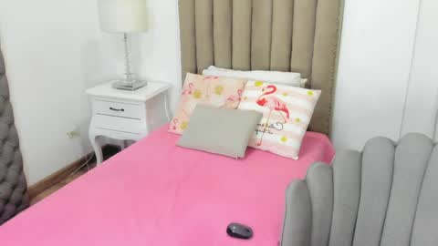 Im Zusan My schedule is from 1030pm to 430 am colombian time online show from 04.01.26