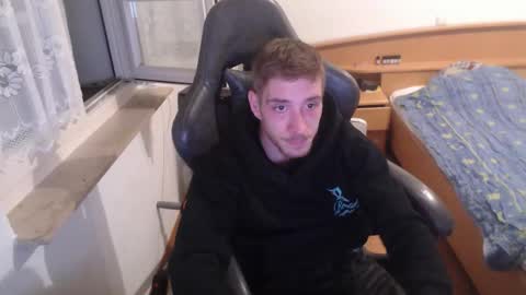 Snapshot of zuzmosfokafasz chatting on 11.07.25 Zuzmoe online show from 11.07.25