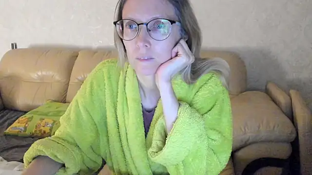 Snapshot of angelmommu chatting on 03.19.25 angelmommu online show from 03.19.25