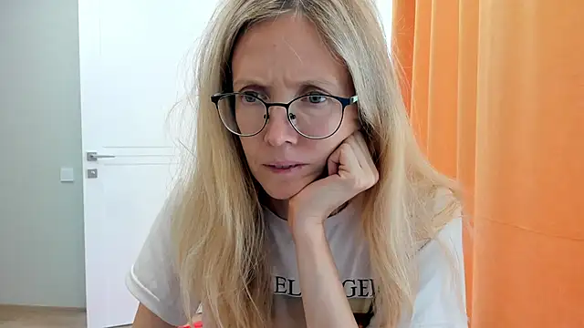 Snapshot of angelmommu chatting on 09.17.25 angelmommu online show from 09.17.25