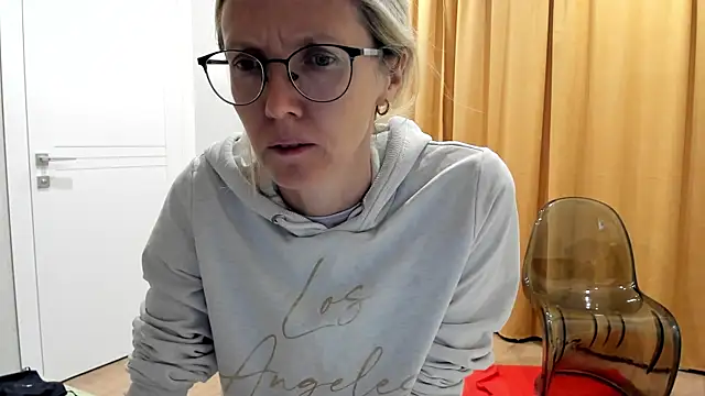 Snapshot of angelmommu chatting on 10.14.25 angelmommu online show from 10.14.25