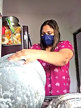 Snapshot of MOM-SUN-COUPLE chatting on 09.26.25 MOM-SUN-COUPLE online show from 09.26.25